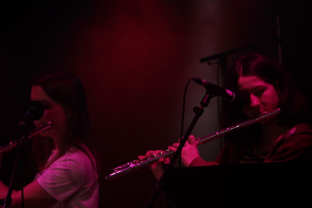 deux jeunes flûtistes sur scène