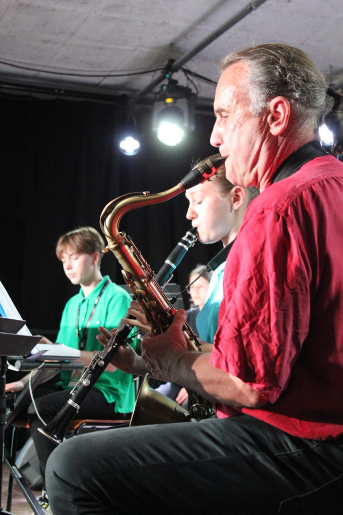 Saxophonistes jouant du jazz