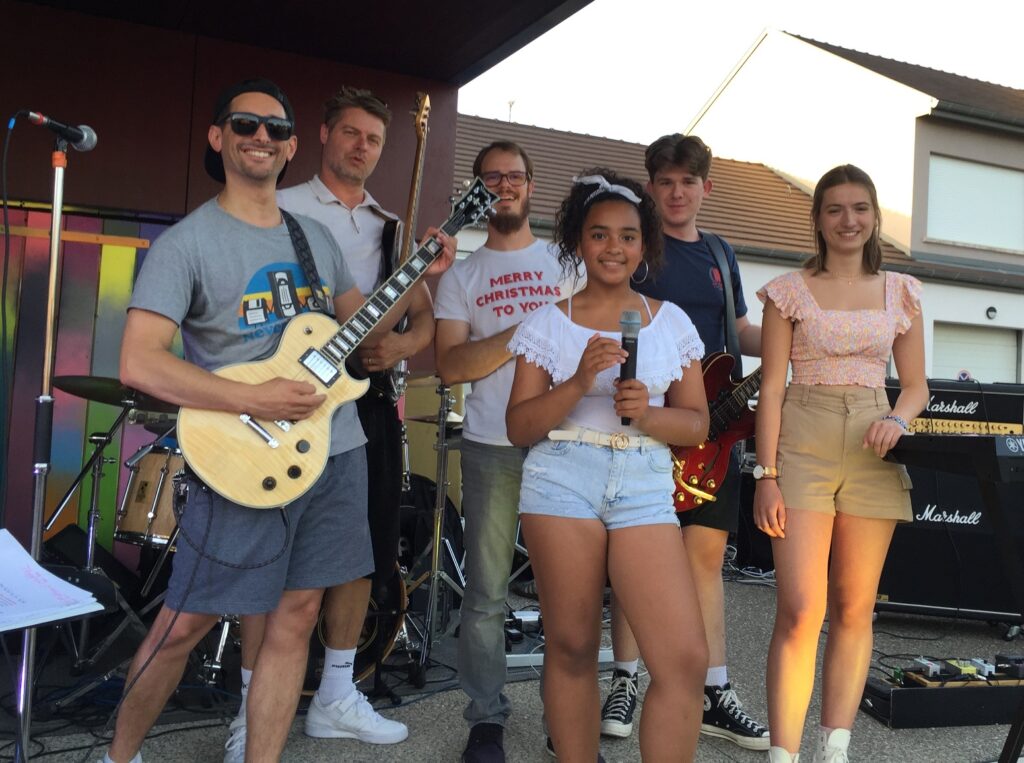 Rock band avec de jeunes musiciens et une guitare electrique