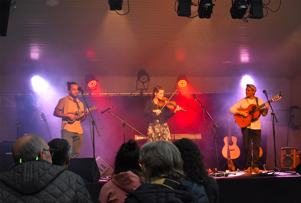 groupes de musique LamuZik & Charivaris sur la scène du festival Musi'school
