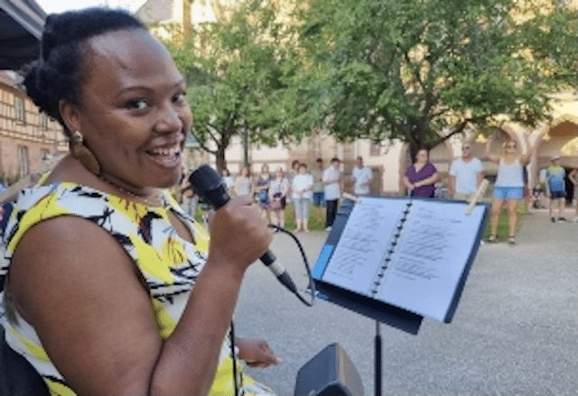 chanteuse du groupe united avec micro