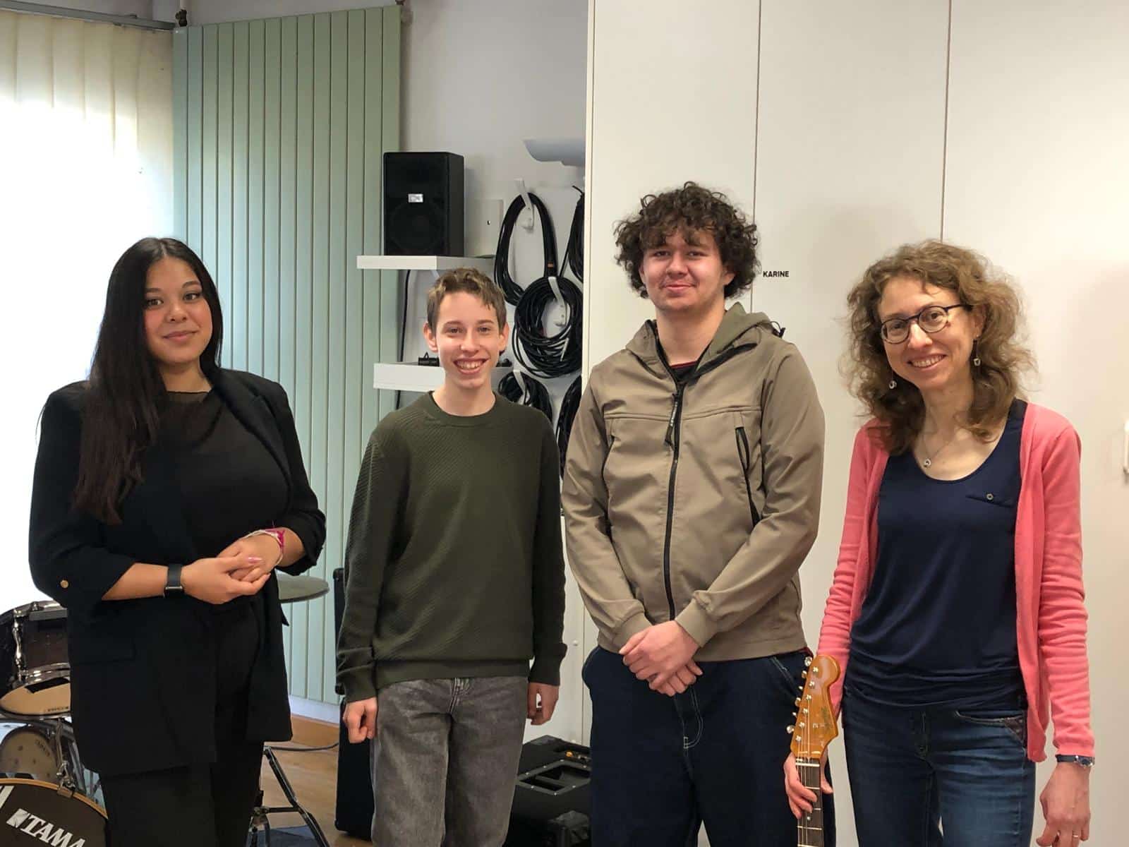 groupe black puppies en 2026 avec 4 jeunes musiciens