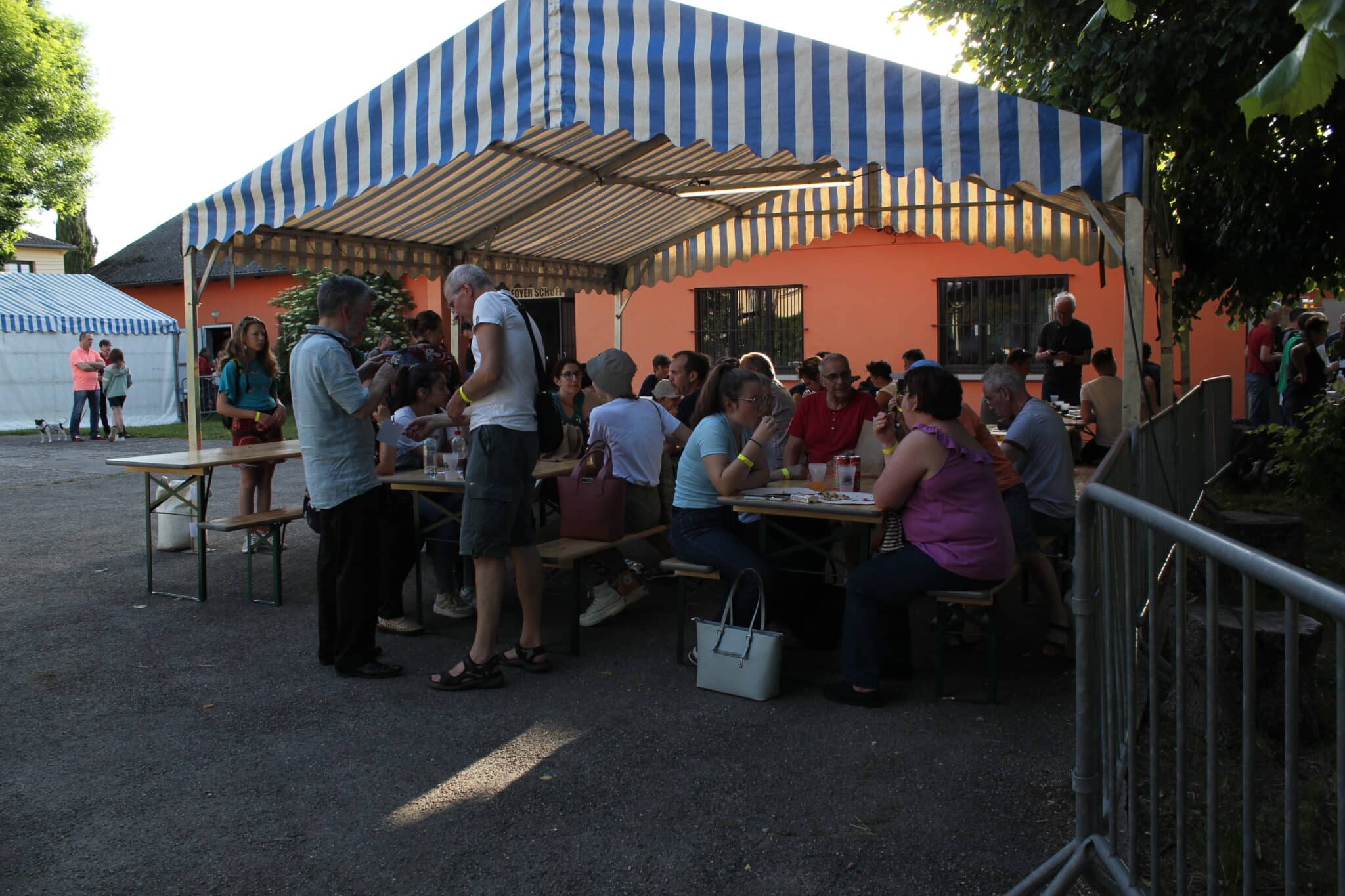 exterieur du festival musischool depuis le jardin