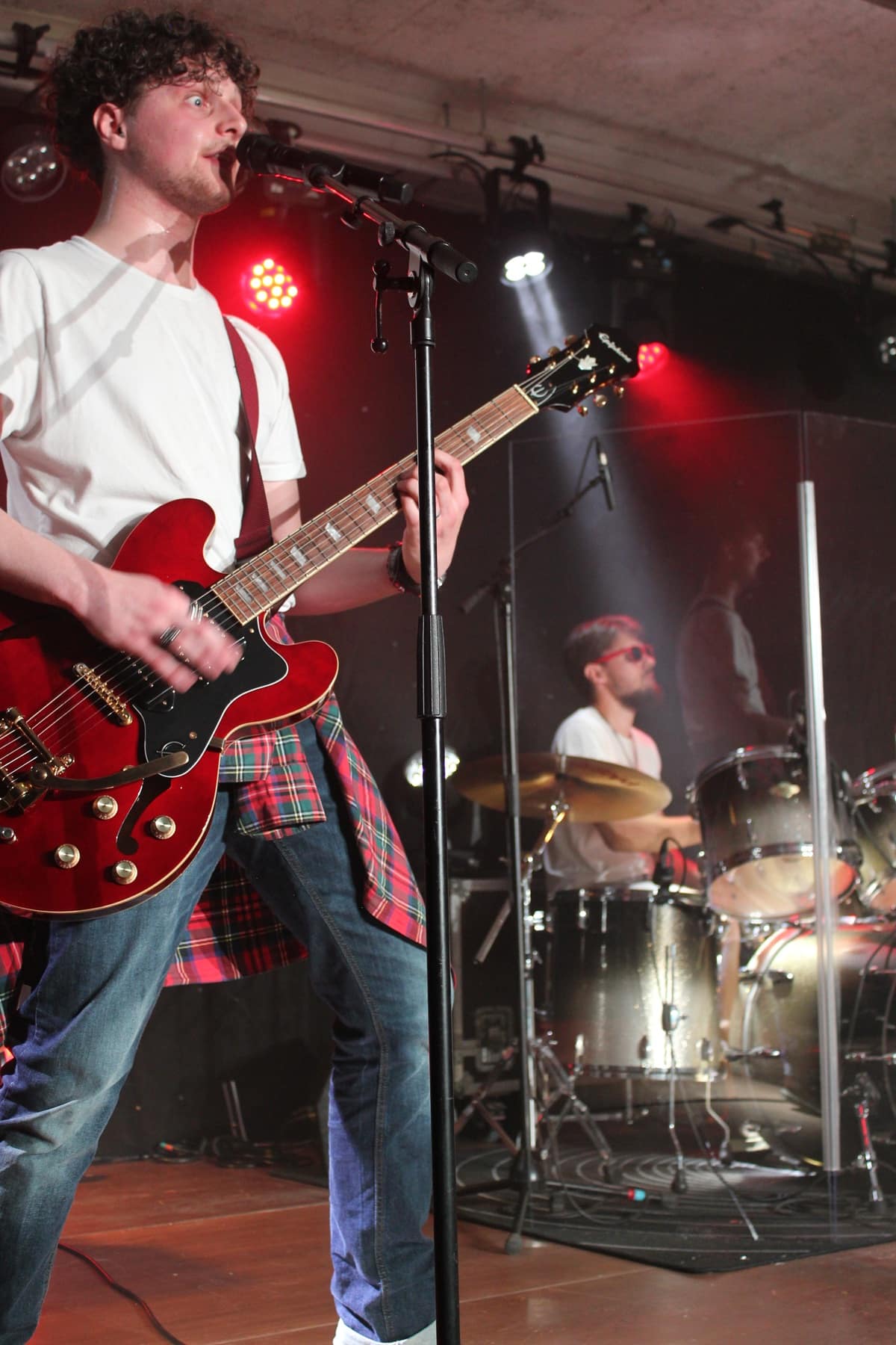 lunes intimes avec un jeune guitariste