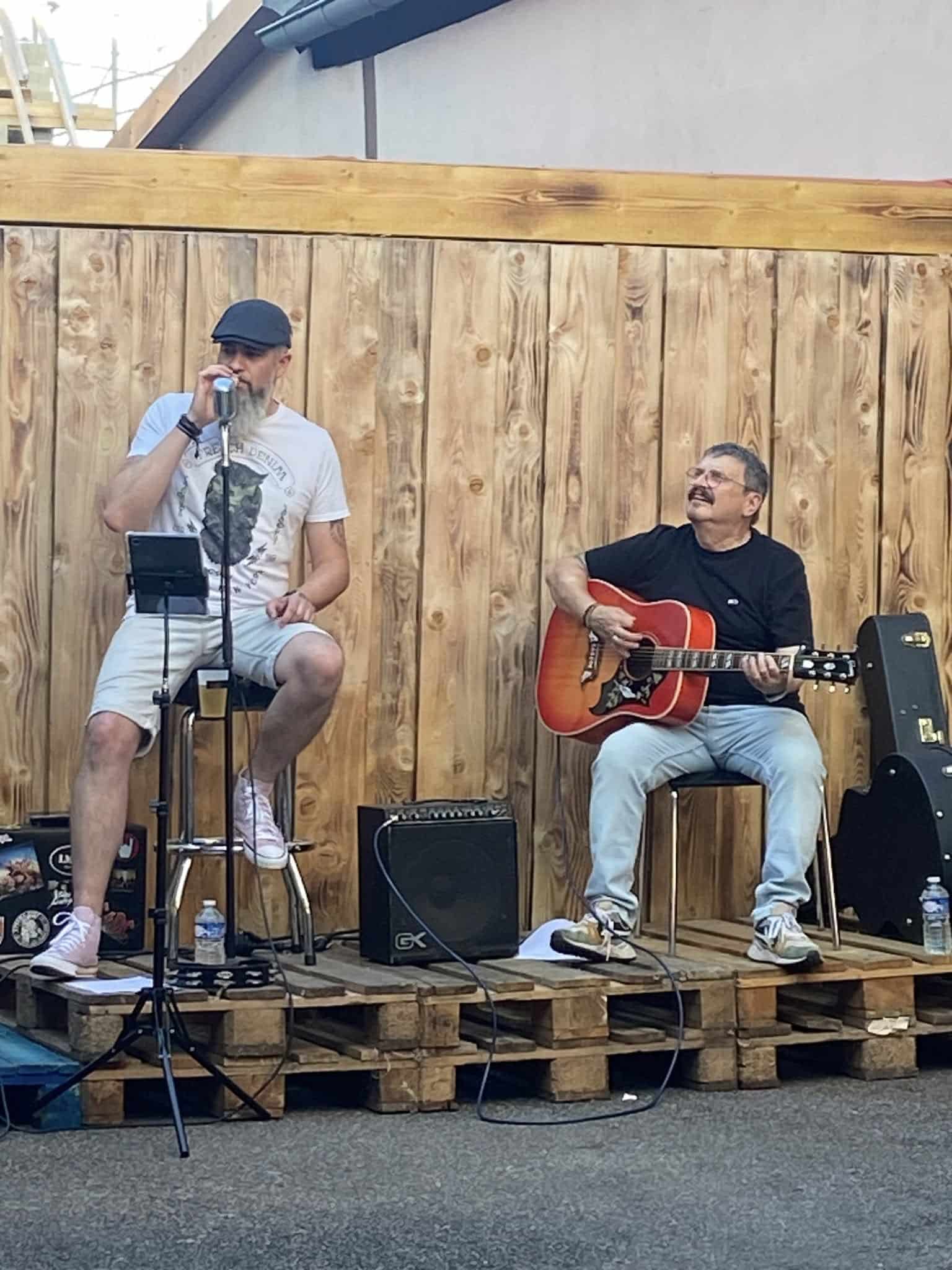 groupe de rock en version acoustique