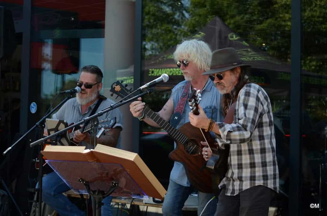 guitaristes et chanteur lors d'un concert